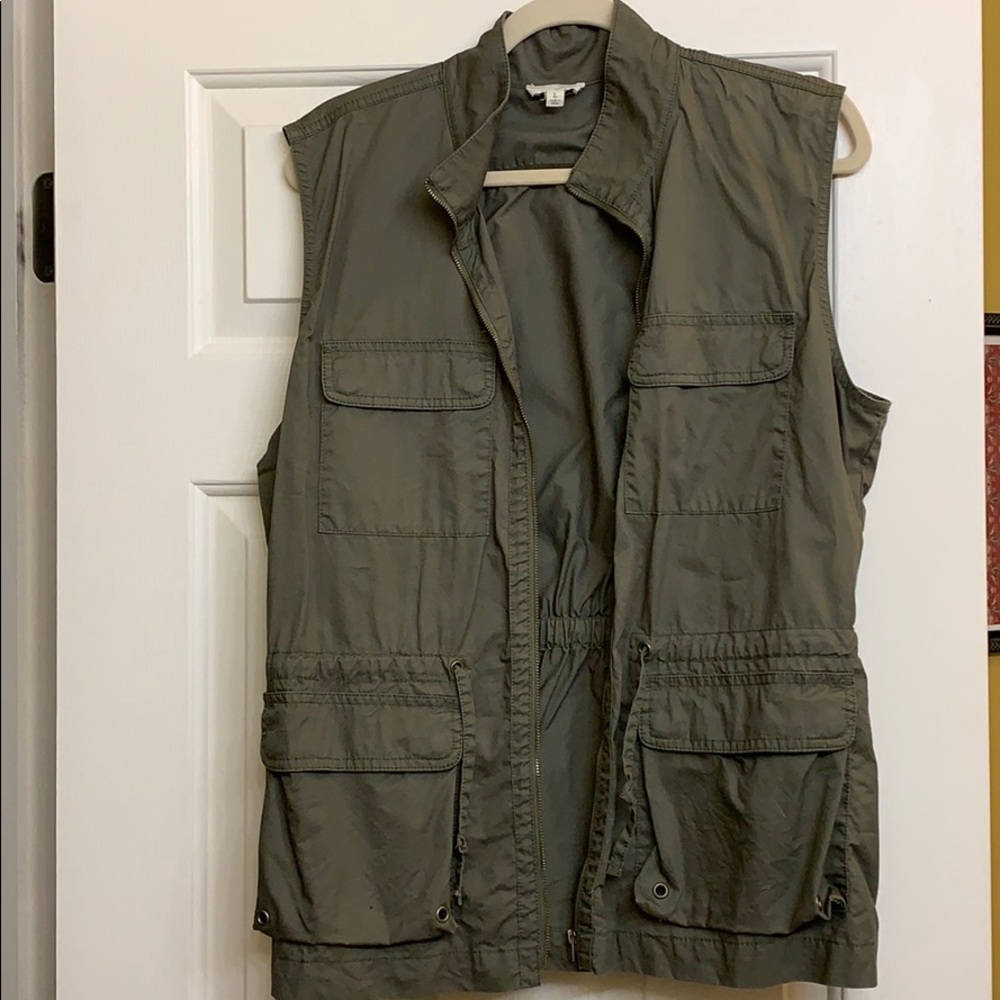 Maison Jules size large army green vest
